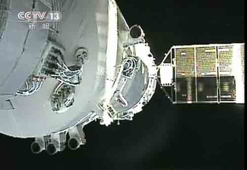 China's spacecraft Shenzhou 8 and space station module Tiangong-1 accomplished the nation's first docking operation early Thursday. 