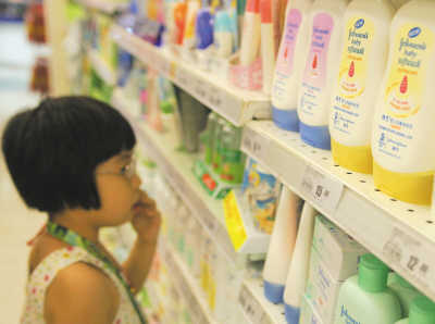 An American cosmetics organization has revealed that the Johnson and Johnson baby shampoo on sale in a number of countries still contains carcinogens, despite the fact that the product was found to contain toxic substances several years ago. [File photo]