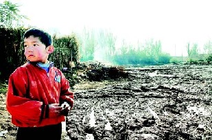 Many rural areas support smelters and foundries that spill pollution into soil and water supplies. [sina.com] 