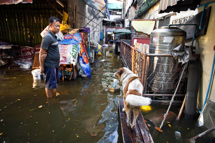 Residents walk through a flooded street in Bangkok Nov 5, 2011. Thailand's worst floods have left 506 people dead and 2 missing, Thai Department of Disaster Prevention and Mitigation reported on Sunday.