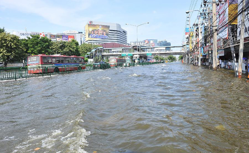 A view of an inundated street in Thai capital Bangkok Nov. 6, 2011. Thailand's worst floods have left 506 people dead and 2 missing, Thai Department of Disaster Prevention and Mitigation reported on Sunday.