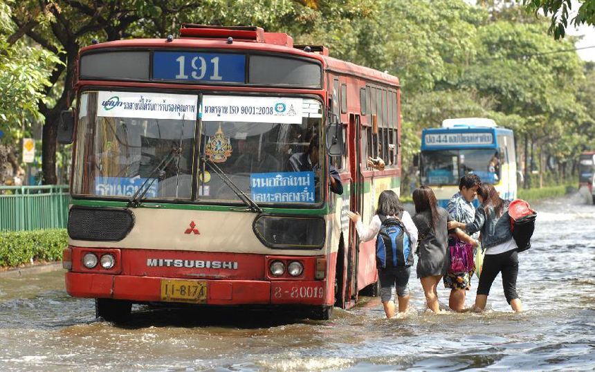 People get on a bus at an inundated street in Thai capital Bangkok Nov. 6, 2011. Thailand's worst floods have left 506 people dead and 2 missing, Thai Department of Disaster Prevention and Mitigation reported on Sunday