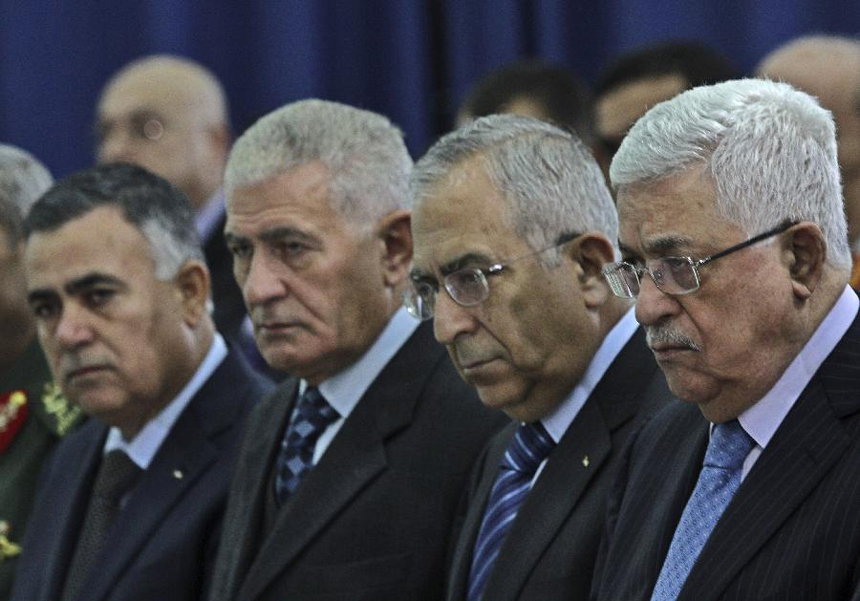 Palestinian President Mahmoud Abbas (1st R) and Prime Minister Salam Fayyad (2nd R) attend prayers for Eid al-Adha in the West Bank city of Ramallah, Nov. 6, 2011. 