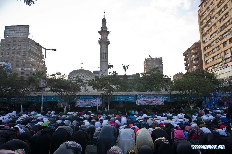 Egyptians pray at Mostafa Mahmoud mosque during Eid al-Adha festival celebration in Cairo, Egypt, Nov. 6 ,2011.
