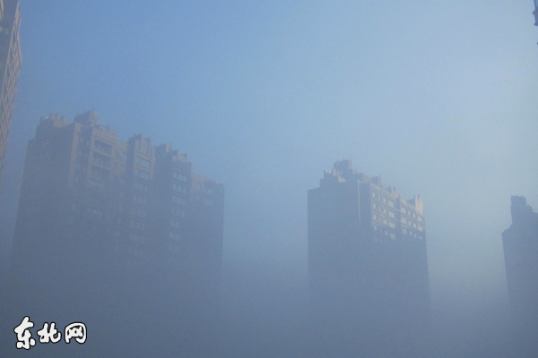 Buildings are seen amid fog in Harbin, capital of northeast China's Heilongjiang Province, Nov. 6, 2011. Local meteorological department issued a 'yellow' fog alert on Sunday. China has a color-coded weather warning system: red, orange, yellow and blue. Blue is the least serious level.