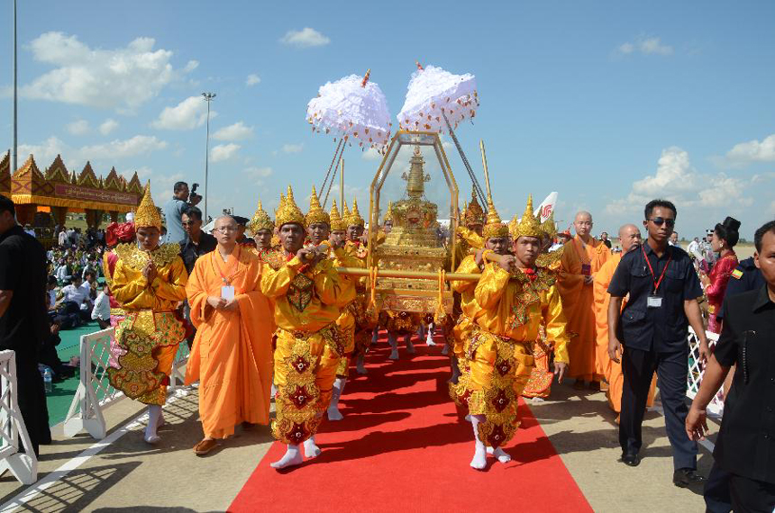 Venerable monks carry a Chinese Buddha sacred tooth relic from the special plane at the airport of Nay Pyi Taw, Myanmar, Nov. 6, 2011. 