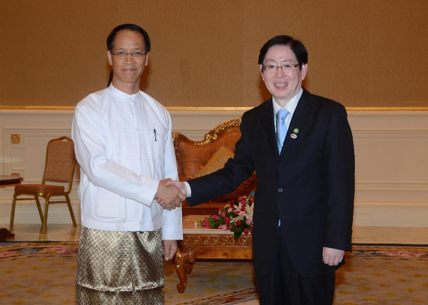 Myanmar Vice President Dr. Sai Mauk Kham (L) shakes hands with Wang Zuoan, head of China's State Administration for Religious Affairs, who led a Chinese Buddhist delegation which escorted the arrival of the Chinese Buddha sacred tooth relic in Nay Pyi Taw, Myanmar, Nov. 6, 2011.