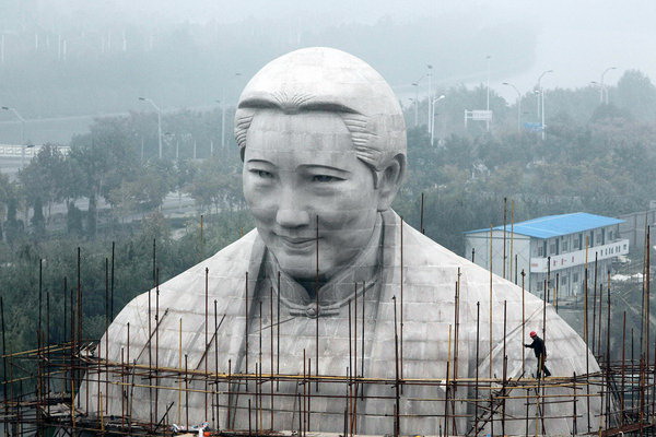 A 24-meter stone statue of Soong Ching Ling (1893-1981) is going up in Zhengzhou, capital of Central China's Henan province, on Nov 3, 2011. [Photo/CFP]