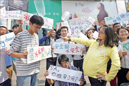Failed contraception leads to having a baby: That&apos;s the gist of the young man&apos;s sign as university students promote spreading information about preventing pregnancy on World Contraceptive Day, Sept 26, in Qingdao, Shandong province. [Photo/ China Daily]