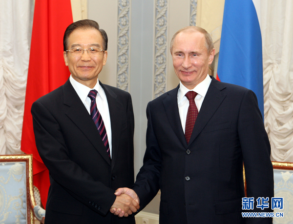 Chinese Premier Wen Jiabao (L) meets with Russian Prime Minister Vladimir Putin in St. Petersburg, Russia, Nov. 7, 2011. 