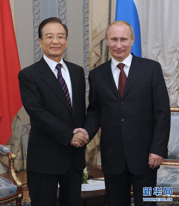 Chinese Premier Wen Jiabao (L) meets with Russian Prime Minister Vladimir Putin in St. Petersburg, Russia, Nov. 7, 2011. 