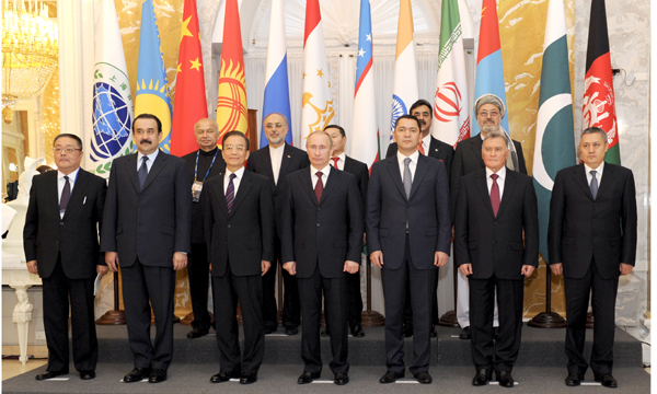Chinese Premier Wen Jiabao (3rd L, front) poses for a group photo with heads of delegations attending the 10th prime ministers' meeting of the Shanghai Cooperation Organization (SCO) in St. Petersburg, Russia, Nov. 7, 2011. 