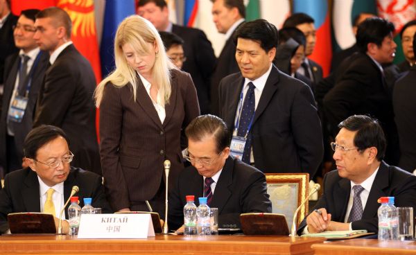 Chinese Premier Wen Jiabao (C, front) attends a signing ceremony of the 10th prime ministers' meeting of the Shanghai Cooperation Organization (SCO) in St. Petersburg, Russia, Nov. 7, 2011. 