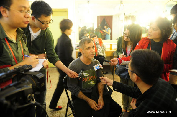 An amateur Peking Opera actor from the United Kingdom gives an interview to the media before a performance in Wuhan, central China's Hubei Province, Nov. 4, 2011. Dozens of Peking Opera fans from China and abroad held a show during the ongoing sixth Peking Opera Festival here Friday. 