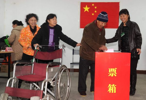 Ni Baoshu, 87, casts his ballot in Beijing on Tuesday.[Photo/Xinhua]