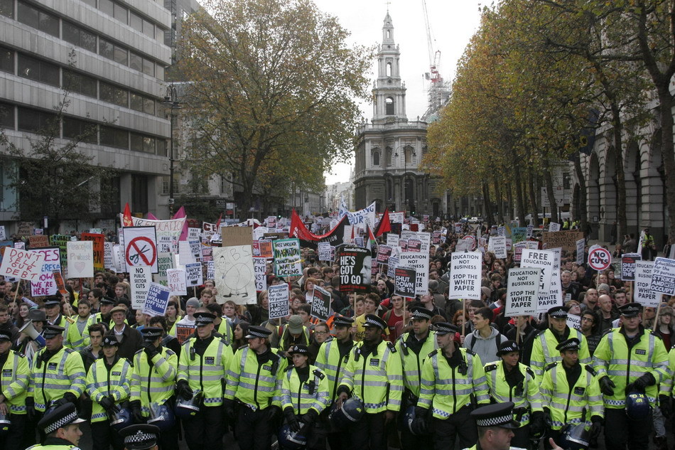  Thousands of students marched through central London on Wednesday to protest cuts to public spending and a big increase in university tuition fees.[Sina.com.cn]