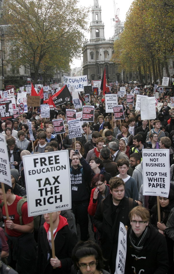  Thousands of students marched through central London on Wednesday to protest cuts to public spending and a big increase in university tuition fees.[Sina.com.cn]