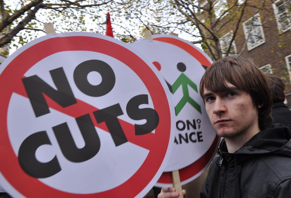  Thousands of students marched through central London on Wednesday to protest cuts to public spending and a big increase in university tuition fees.[Sina.com.cn]