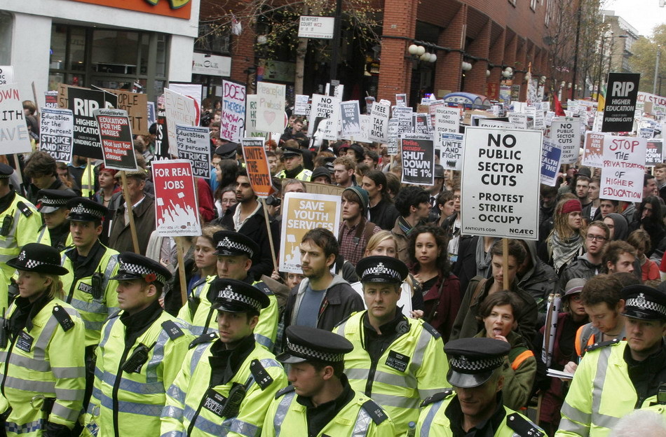  Thousands of students marched through central London on Wednesday to protest cuts to public spending and a big increase in university tuition fees.[Sina.com.cn]