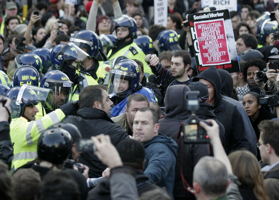  Thousands of students marched through central London on Wednesday to protest cuts to public spending and a big increase in university tuition fees.[Sina.com.cn]