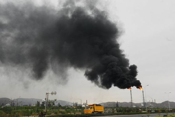 Heavy smoke rises from an oil refinery in Lanzhou, Gansu province, in May 2010. China is now the world's largest emitter of carbon. [China Daily] 