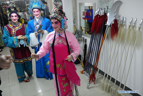 Stephanie Willing (R), Lauren Engleman (C) and April Aubert, members of Qi Shufang Peking Opera Troupe, rehearse for performance during the 6th China Peking Opera Art Festivalin Wuhan City, capital of central China's Hubei Province, Nov. 8, 2011. 