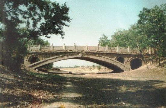 The Yongtong Bridge, also known as Small Stone Bridge, lies across the Qingshui River to the west of Zhaoxian County, Hebei Province. 