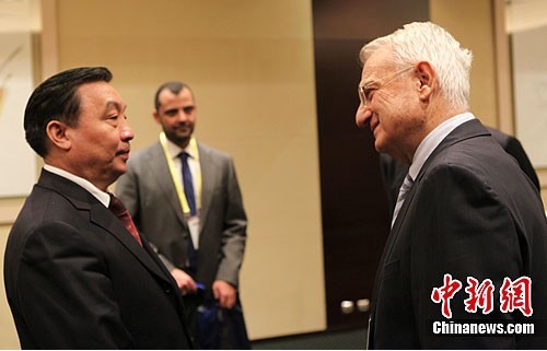 Wang Chen, minister of the State Council Information Office of China, meets with Sotirios Hatzigakis, former vice-chairman of the Greek parliament, during the third Tibet Development Forum in Athens, capital of Greece, on Nov 10, 2011.