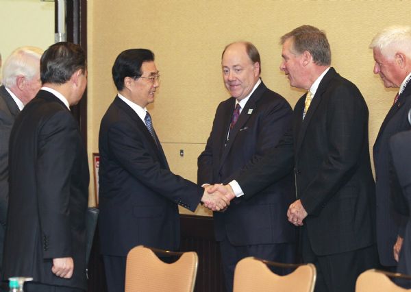 Chinese President Hu Jintao (4th R) meets with a group of U.S. business representatives in Honolulu, Hawaii, the U.S., Nov. 10, 2011, to discuss expansion of China-U.S. economic and trade cooperation. [Ju Peng/Xinhua] 