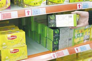 The consumer product giant Unilever said on Thursday that it had recalled and destroyed a batch of Lipton tea bags - one of its branded products - in response to the charge that they contained impurities.[Photo/sohu.com]