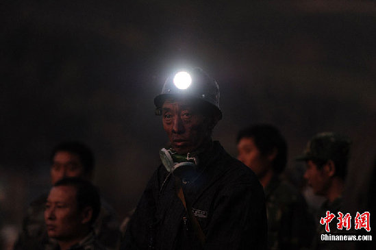 Twenty-one miners have been confirmed dead after a coal mine gas leak accident in the southwestern province of Yunnan Thursday, and hundreds of rescuers are rushing to save the 22 people still trapped underground. [Photo/Chinanews.com]