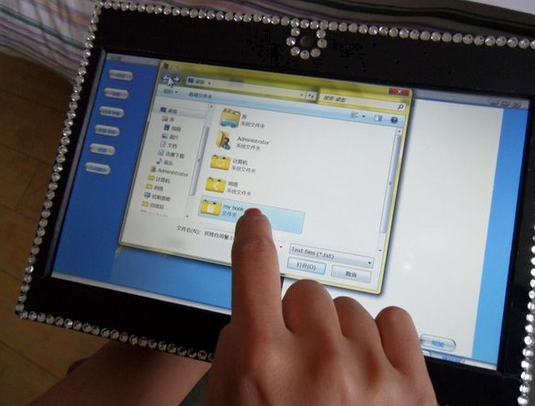 Wei Xinlong,the graduate student from Northeast Normal University,makes 'iPad' for her girlfriend in 10 days.[Photo/forum.home.news.cn]