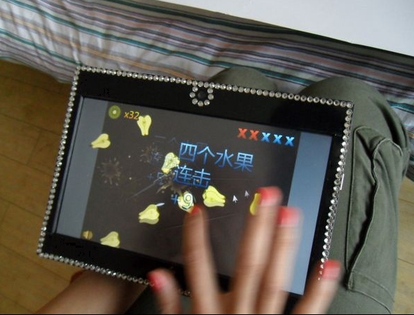 Wei Xinlong,the graduate student from Northeast Normal University,makes 'iPad' for her girlfriend in 10 days.[Photo/forum.home.news.cn]