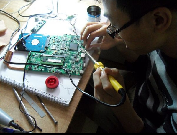 Wei Xinlong,the graduate student from Northeast Normal University,makes 'iPad' for her girlfriend in 10 days.[Photo/forum.home.news.cn]