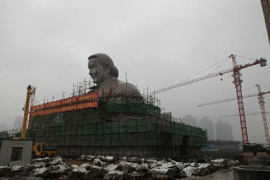 A 24-meter stone statue of Soong Ching Ling (1893-1981) is going up in Zhengzhou, capital of Central China's Henan province. The statue of one of the most prominent women in China's modern history has become embroiled in controversy after the foundation responsible for the construction reportedly denied it resembled Soong Ching Ling. [Photo/cntv]