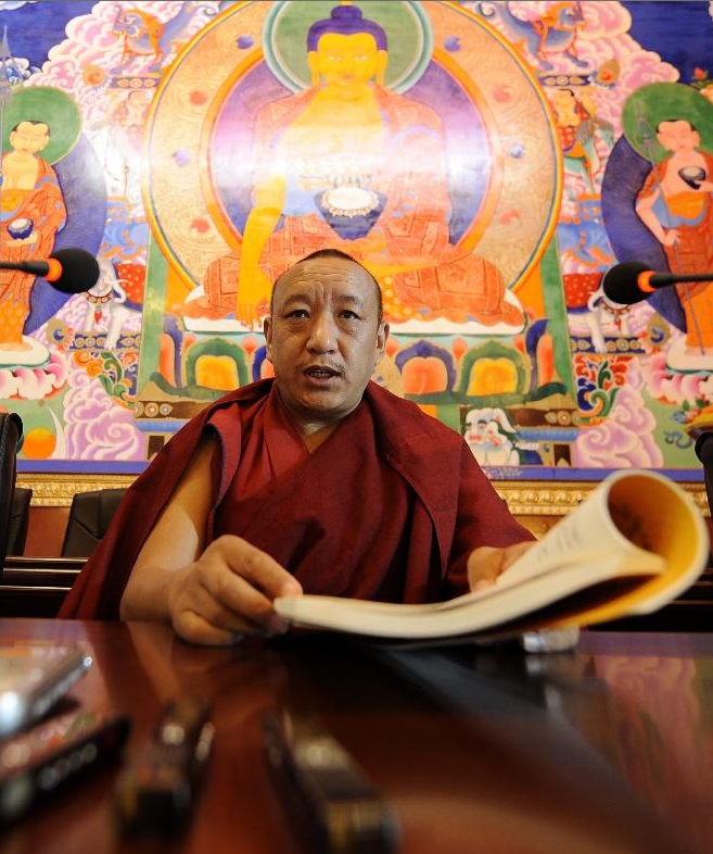 An instructor speaks on sutra doctrines in class in the Tibet College of Buddhism in Lhasa, capital of southwest China's Tibetan Autonomous Region, Nov. 7, 2011.