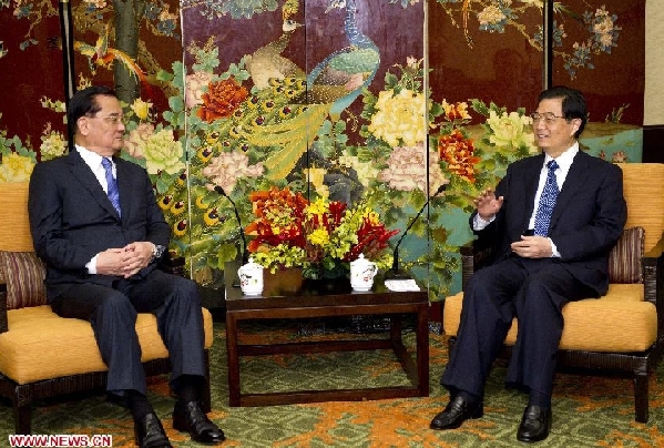 Chinese President Hu Jintao (R) meets with Honorary Chairman of the Chinese Kuomintang (KMT) Lien Chan, in Honolulu, Hawaii, the U.S., Nov. 11, 2011.