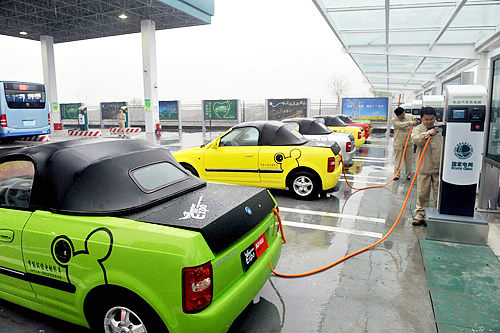 Refilling future: Staff workers help recharge electric cars at a charging station, the first in Yangzhou, east China's Jiangsu Province on April 19, 2010 [Phtoto by Guo Yifu]