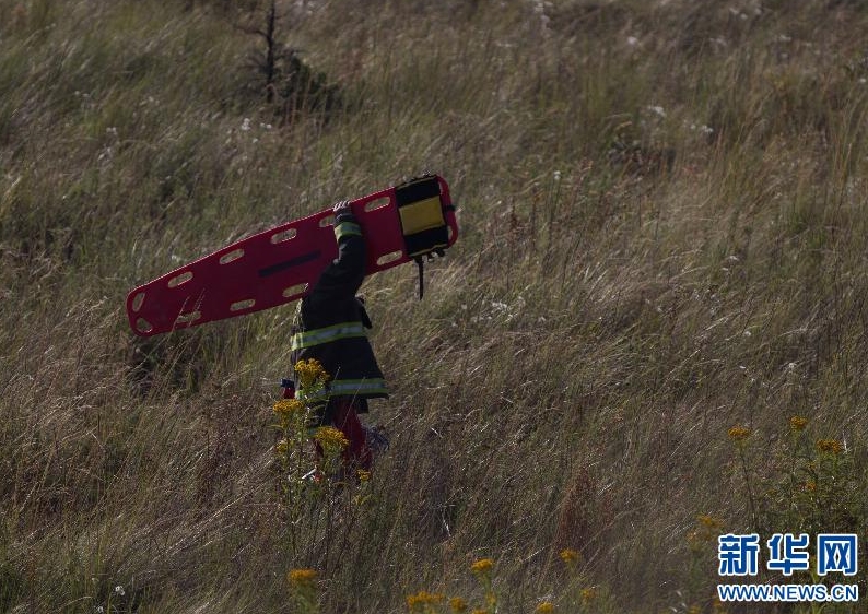 Rescuers work at the site where the helicopter carrying Mexican Interior Minister Francisco Blake Mora crashed, in the municipality of Chalco, State of Mexico, Mexico, on Nov. 11, 2011. Mexican Interior Minister Francisco Blake Mora and Vice Interior Minister Felipe Zamora were killed in a helicopter crash on Friday, official sources said.[Photo/Xinhua] 