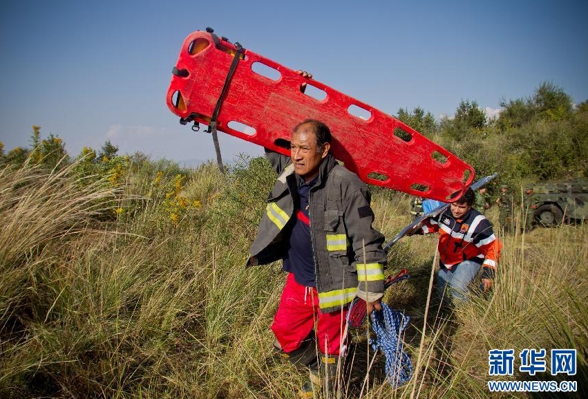 Rescuers work at the site where the helicopter carrying Mexican Interior Minister Francisco Blake Mora crashed, in the municipality of Chalco, State of Mexico, Mexico, on Nov. 11, 2011. Mexican Interior Minister Francisco Blake Mora and Vice Interior Minister Felipe Zamora were killed in a helicopter crash on Friday, official sources said.[Photo/Xinhua] 