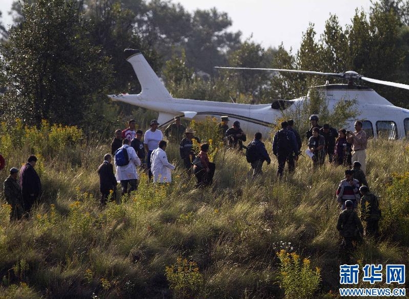 Rescuers work at the site where the helicopter carrying Mexican Interior Minister Francisco Blake Mora crashed, in the municipality of Chalco, State of Mexico, Mexico, on Nov. 11, 2011. Mexican Interior Minister Francisco Blake Mora and Vice Interior Minister Felipe Zamora were killed in a helicopter crash on Friday, official sources said.[Photo/Xinhua]