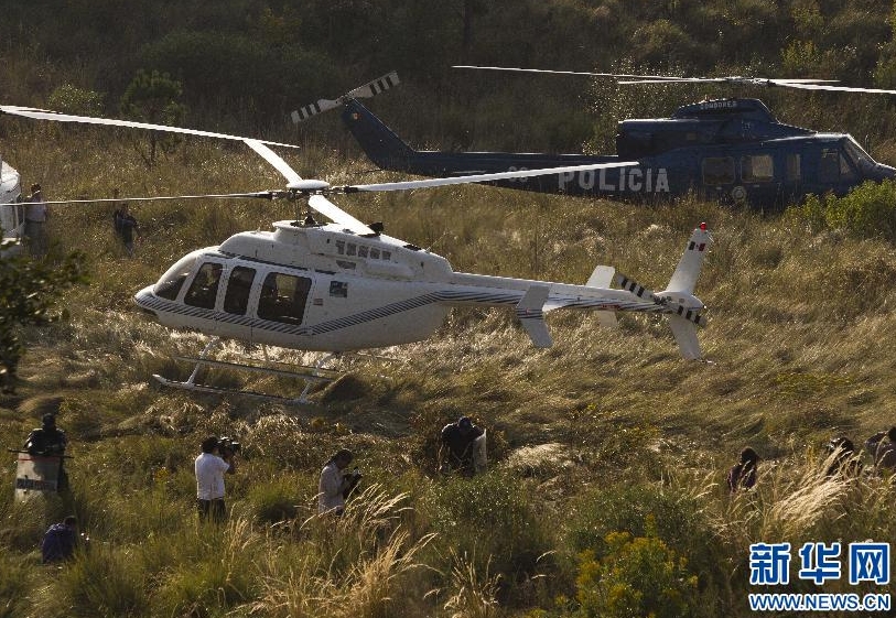 Rescuers work at the site where the helicopter carrying Mexican Interior Minister Francisco Blake Mora crashed, in the municipality of Chalco, State of Mexico, Mexico, on Nov. 11, 2011. Mexican Interior Minister Francisco Blake Mora and Vice Interior Minister Felipe Zamora were killed in a helicopter crash on Friday, official sources said.[Photo/Xinhua]