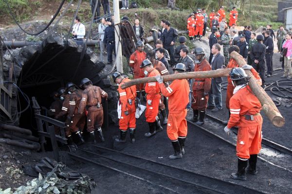 Rescuers on Thursday enter a shaft at the Sizhuang Coal Mine in Shizong county, Yunnan province, where a coal and gas outburst killed 20 people and trapped 23. [Photo / China Daily]