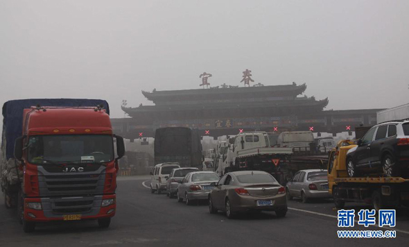 On Nov.11, the Shanghai-Kunming Highway’s Changjin section in Jiangxi Province is congested because of heavy fog. Thick fog would shroud China's eastern and southern regions Sunday morning, the National Meteorological Center said, warning of increasing safety risks on roads and docks, as well as at airports. 