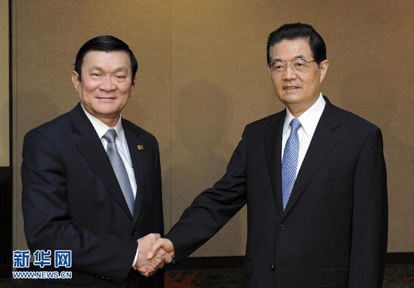 Chinese President Hu Jintao met Vietnamese President Truong Tan Sang on Saturday in Honolulu, Hawaii, to discuss bilateral ties and other issues of common concern.