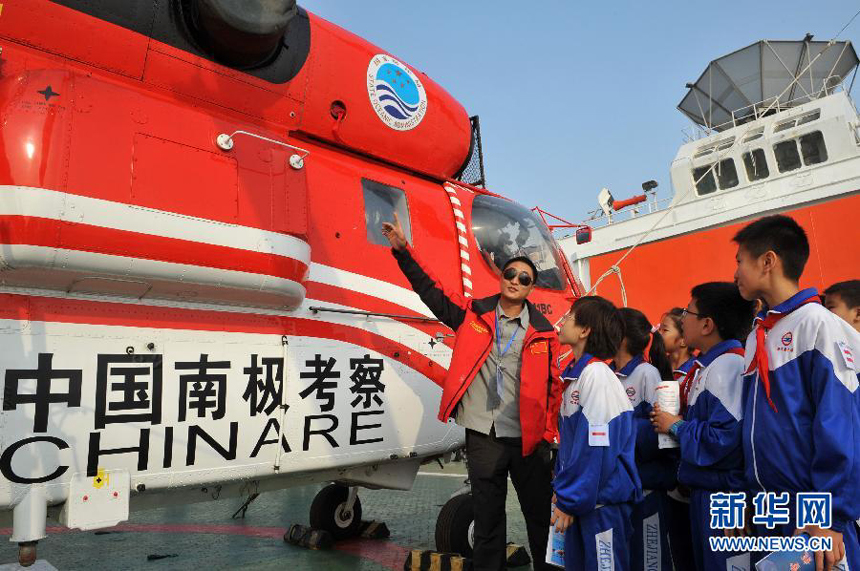 A staff worker explains the knowledge about the Chinese icebreaker Xue Long, or 'Snow Dragon', to students in Tianjin on November 1, 2011. 