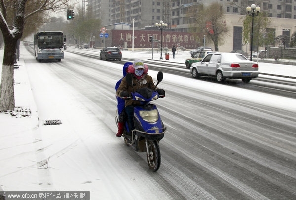 This winter&apos;s first snow hit Changchun, China&apos;s Jilin Province on Sunday, Nov. 13 2011, bringing a temperature drop of average 10 degree celsius to the areas.