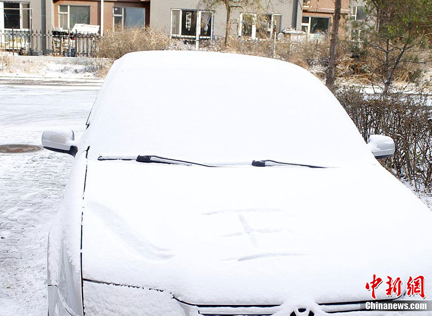 This winter&apos;s first snow hit Changchun, China&apos;s Jilin Province on Sunday, Nov. 13 2011, bringing a temperature drop of average 10 degree celsius to the areas.