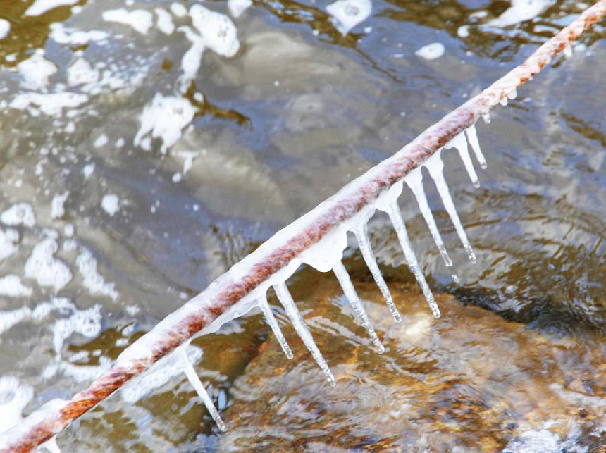 Photo taken on Nov. 13, 2011 shows ice on the Songhua River in Harbin, capital of northeast China's Heilongjiang Province. The temperature in Heilongjiang has dropped by a large margin from Saturday.