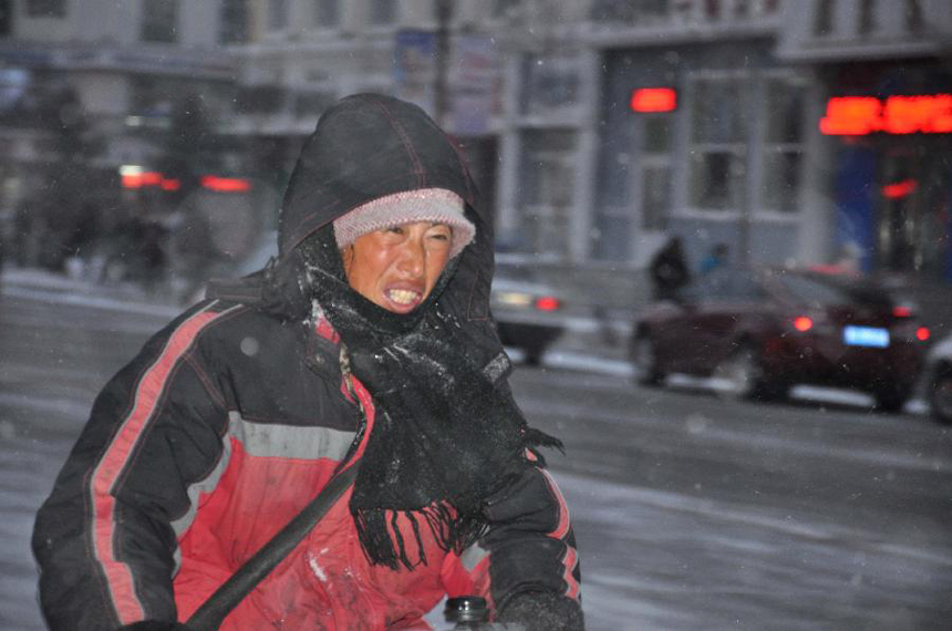 A woman walks hard amid snow and wind in Deerbuer Township of Hulunbuir City, north China's Inner Mongolia Autonomous Region, Nov. 13, 2011. The temperature here has plummeted to 30 degrees below zero centigrade. 